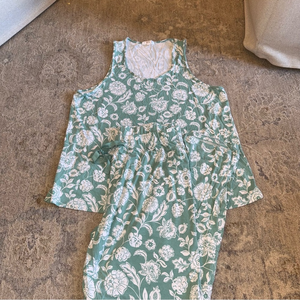 Lake pajamas, green garden floral size large perfect condition